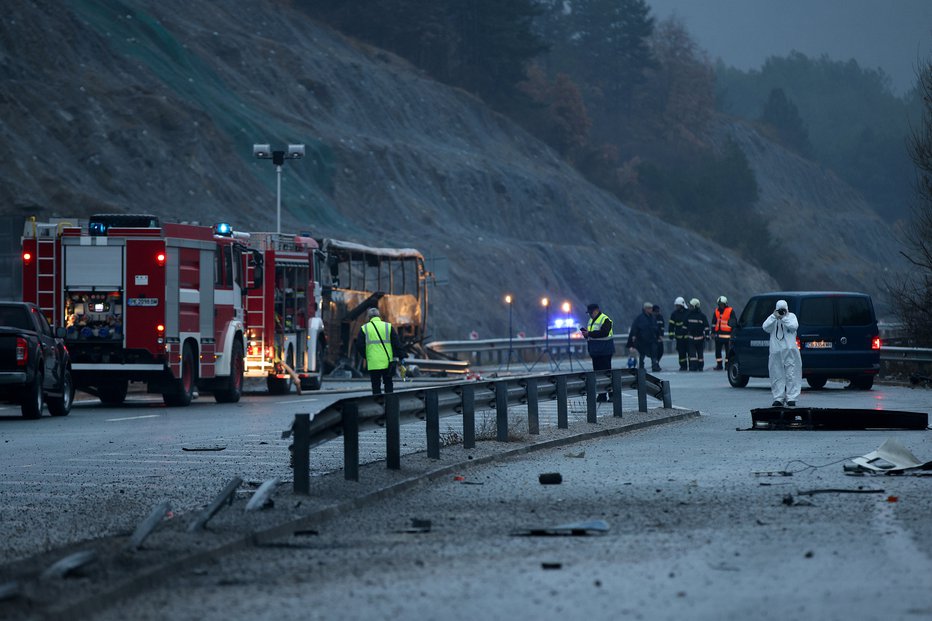 Fotografija: Avtobus je trčil v zaščitno ogrado na avtocesti, se prevrnil in zagorel. FOTO: Stoyan Nenov, Reuters
