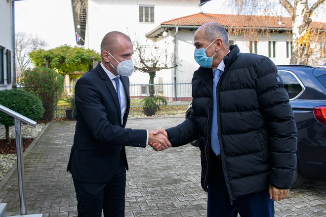 Komolčkanje, ki je zaslovelo med epidemijo, je očitno stvar preteklosti. FOTO: Vlada RS
