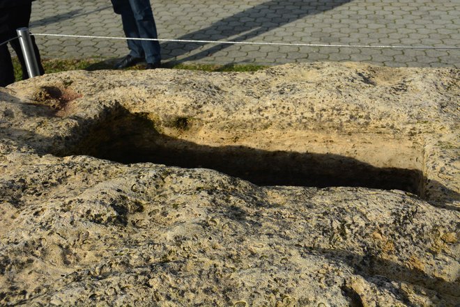 V vdolbini, kjer naj bi nekoč shranjevali pokojnikov denar in nakit, ni bilo ničesar.
