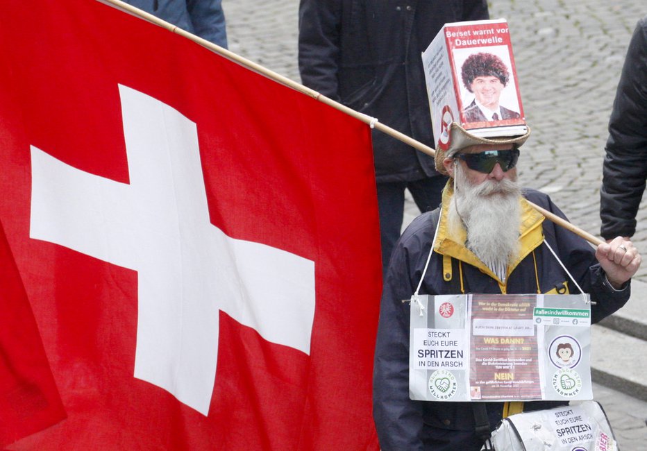 Fotografija: Prizor z nedavnega protesta proti covidnim ukrepom v Zürichu FOTO: Arnd Wiegmann/Reuters
