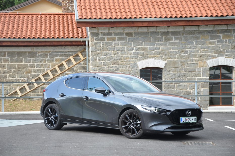 Fotografija: Mazda 3 je še danes eden najbolj elegantno oblikovanih avtomobilov. FOTOGRAFIJE: Gašper Boncelj
