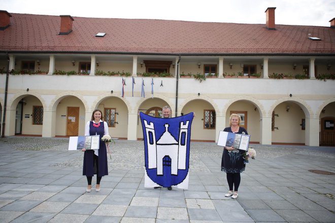 V Mestni občini Slovenj Gradec so grb že slovesno sprejeli.
