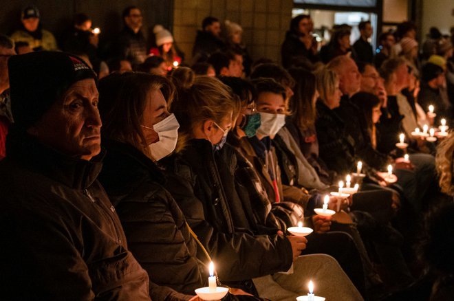 Meščani Oxforda žalujejo za žrtvami. FOTO: Seth Herald/Reuters
