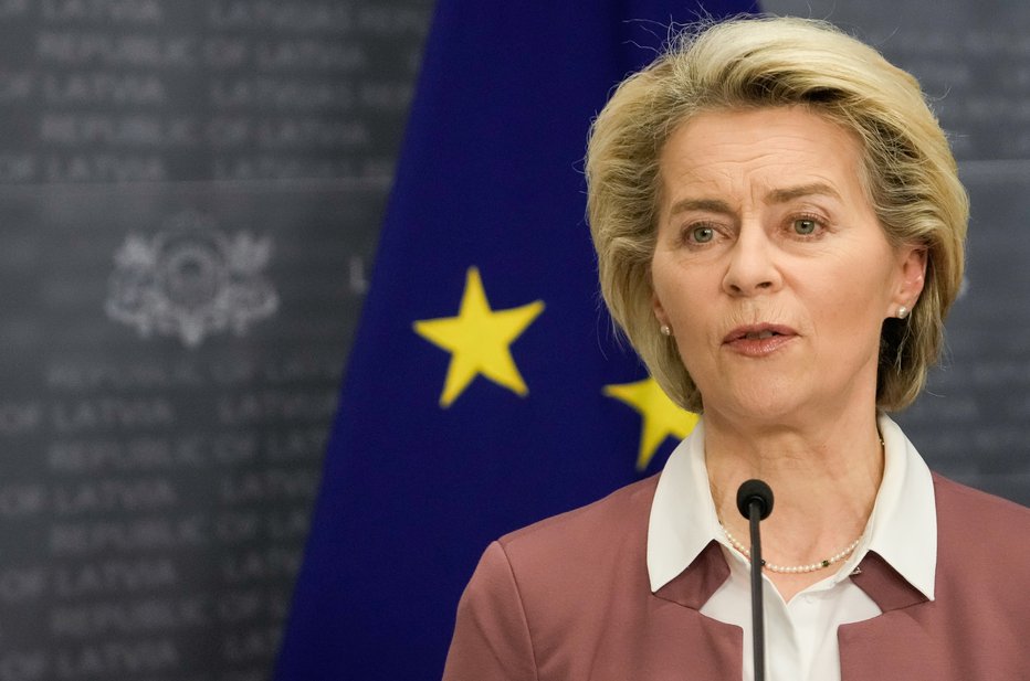 Fotografija: Ursula von der Leyen je za uvedbo obveznega cepljenja. FOTO: Ints Kalnins Reuters
