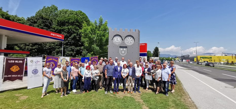 Fotografija: Odkritja spomenika Tri Celjske zvezde so se udeležili predsedniki Rotary kluba Celje, Rotary kluba Celje Barbara Celjska, Lions kluba Celje, Lions kluba Celje Keleia in Lions kluba Mozaik s številnimi donatorji, pripravila pa ga je celjska podžupanja Breda Arnšek. FOTO: Mojca Marot
