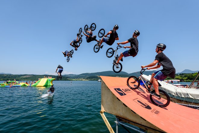 Celodnevni žur v Velenju prinaša še kup brezplačnih aktivnosti ob in na jezeru: supanje, polete z blazino airtrak, zorbing, trampoline, odbojko v vodi ... šov akrobatov Dunking Devils na ruski gugalnici in večerni koncert. FOTO: JURE GAŠPARIČ
