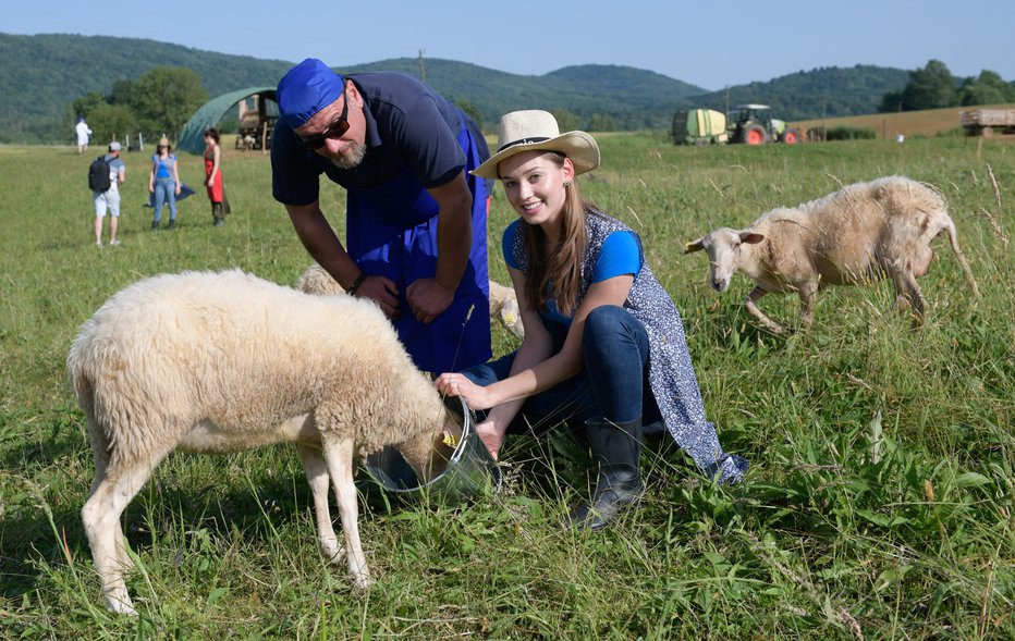 Fotografija: Dekleta so pobliže spoznale belokranjsko pramenko.
