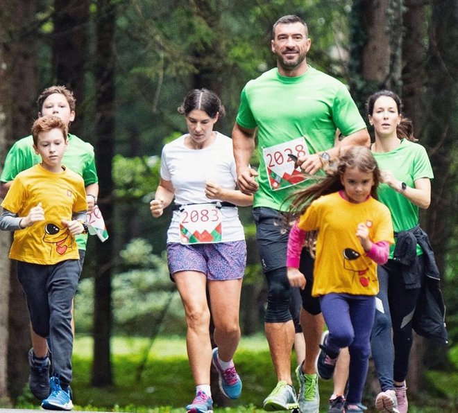 Velikokrat se mu pridruži vsa družina.
