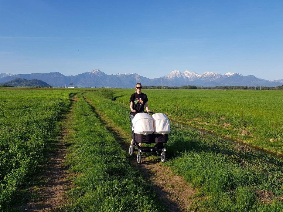 Fotografija: Tjašini dvojčici sta upihnili prvo svečko. FOTO: Osebni Arhiv
