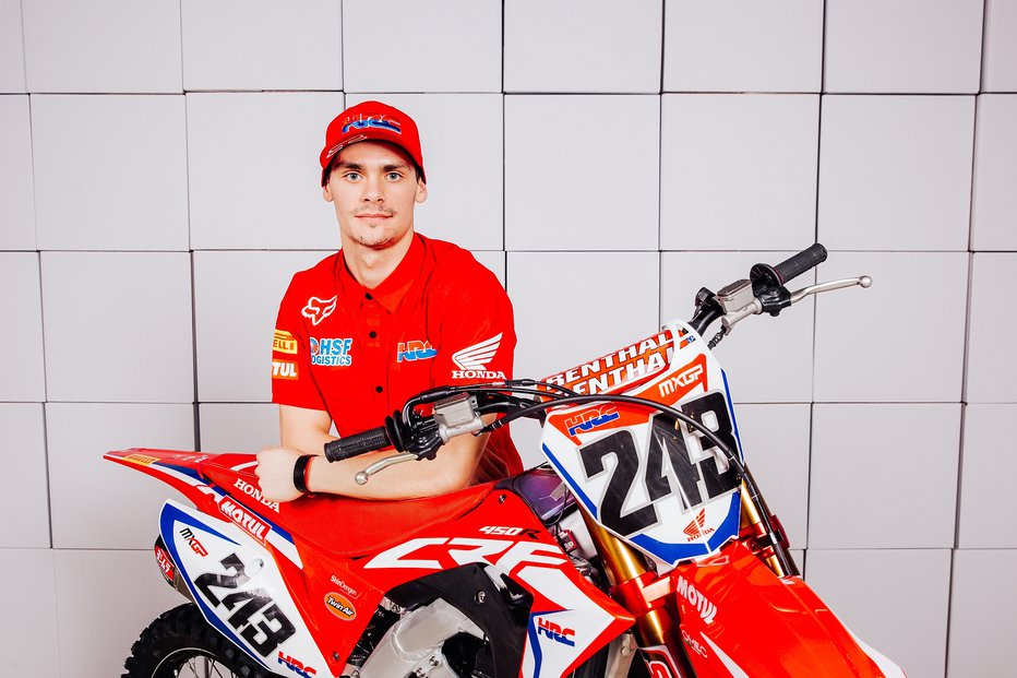 Fotografija: Tim Gajser se navdušuje tudi nad nogometom. FOTO: Marko Delbello Ocepek
