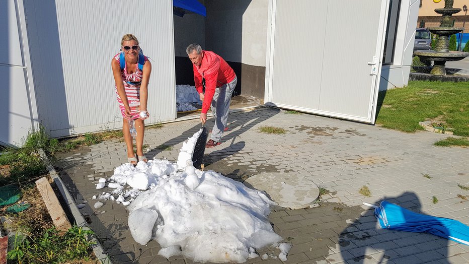 Fotografija: Zimske radosti v kratkih rokavih in pri 35 stopinjah. FOTO: M. Ž.
