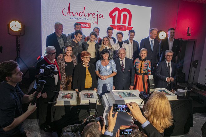 Rezanje torte ob jubileju, Andreja z gosti FOTO: Tina Ramujkić
