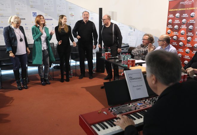 Na tiskovni konferenci v Olimpijskem muzeju v BTC so zadoneli izseki prihajajočega muzikala, ob čemer so zasrbele pete. Foto: Dejan Javornik
