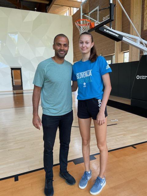 Fotografija: Ajša z nekdanjim zvezdnikom lige NBA in ustanoviteljem košarkarske akademije Tonyjem Parkerjem
