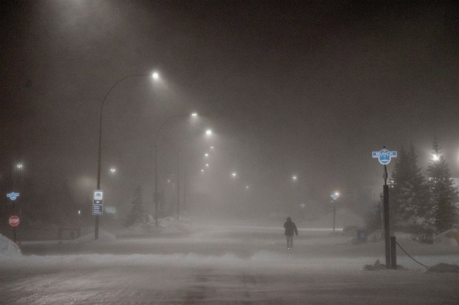 Fotografija: V le nekaj urah je zapadlo 30 centimetrov snega. FOTO: Carlos Osorio/Reuters
