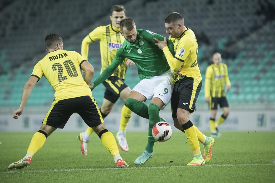 Fotografija: Prvi strelec Olimpije Mustafa Nukić je včeraj praznoval 31. rojstni dan. Najlepše darilo bosta njegov gol in Olimpijina zmaga v Domžalah. FOTO: Jure Eržen
