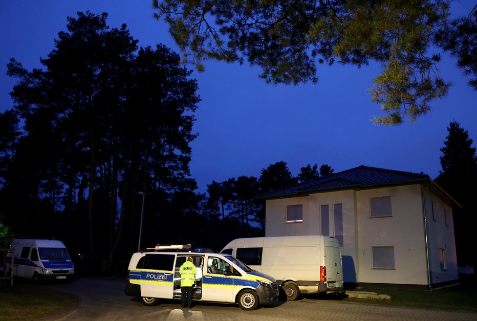 Fotografija: Policisti pred hišo groze v Nemčiji. FOTO: Christian Mang, Reuters
