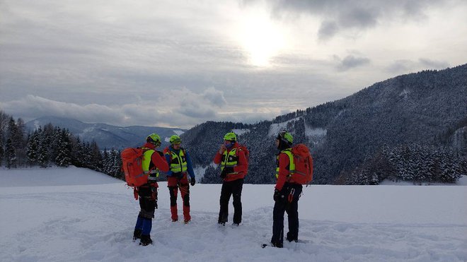 Škofjeloški gorski reševalci so ponesrečenemu takoj prihiteli na pomoč. FOTO: GRS Škofja Loka
