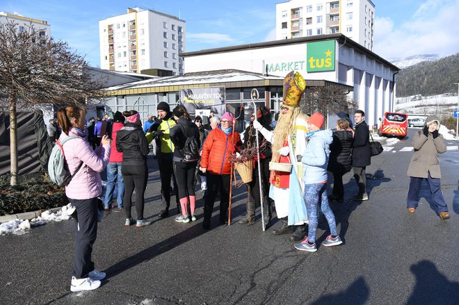 Udeležence je s prihodom razveselil sv. Miklavž s spremstvom. Fotografiji: arhiv MS Ravne
