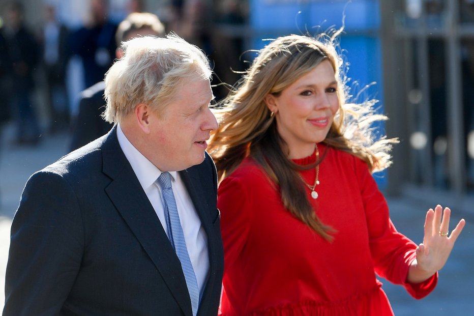 Fotografija: Boris Johnson in njegova soproga Carrie Johnson. FOTO: Toby Melville, Reuters
