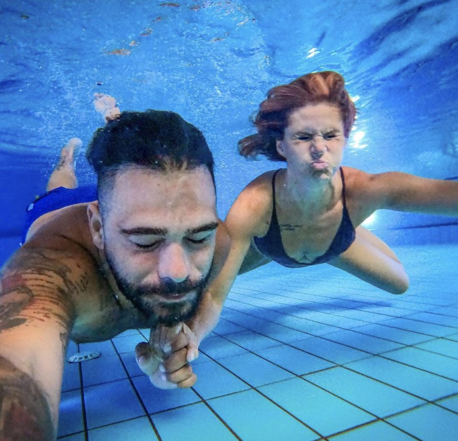 Fotografija: Najbolj 'cool' zakonca se utapljata v delu, ki sta si ga naložila s selitvijo v hišo. FOTO: Instagram
