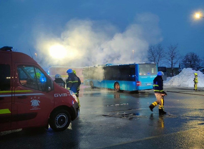 Fotografija: Sredi parkirišča je bil parkiran avtobus, ko je zagorel. FOTO: Gars Kranj
