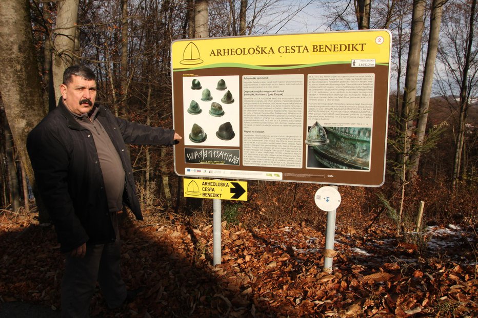 Fotografija: Drago Vogrin ob tabli, ki označuje najdbo.
