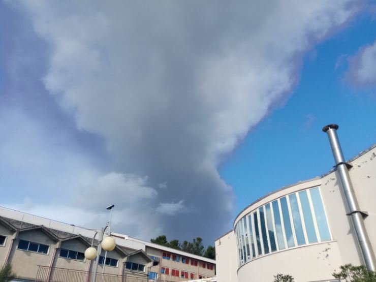 Fotografija: Z italijanskega otoka Sicilija znova poročajo o izbruhu vulkana Etna. FOTO: Twitter
