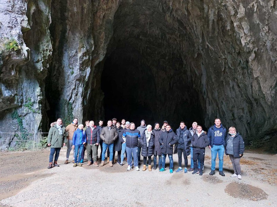 Fotografija: Druščina pred ostenjem Škocjanskih jam
