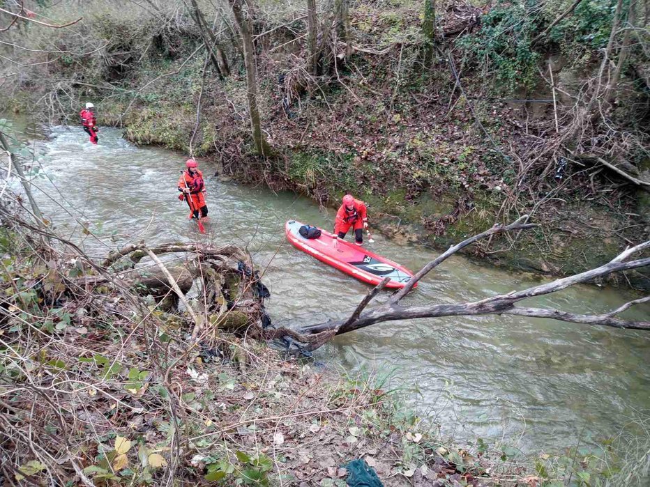 Fotografija: reševanje deklice, Dragonja, migranti FOTO: Pu Koper
