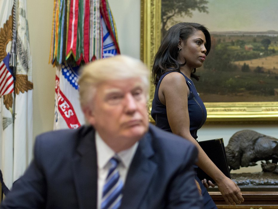 Fotografija: Omarosa (na fotografiji v ozadju) je do decembra delala v Beli hiši. FOTO: AP
