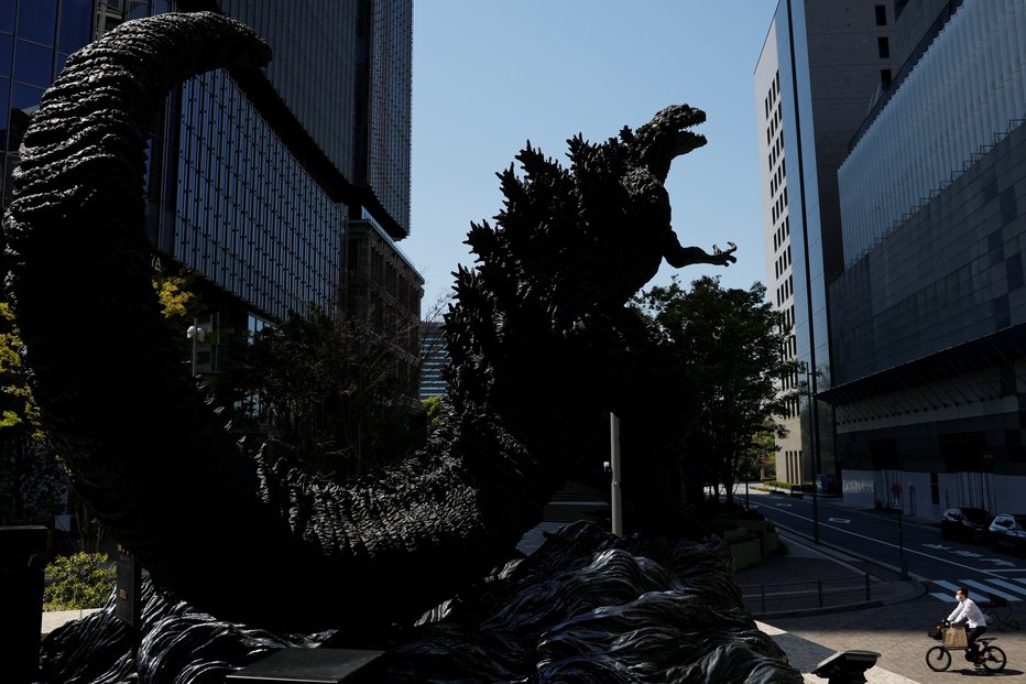 Fotografija: Godzila se v spektaklu spopade z gigantsko gorilo. FOTO: Kim Kyung Hoon/Reuters