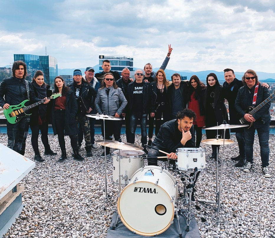 Fotografija: Za pesem so glasbeniki na ulicah in strehi ene najvišjih stavb v prestolnici posneli tudi videospot. FOTOGRAFIJI: ARHIV IZVAJALCA
