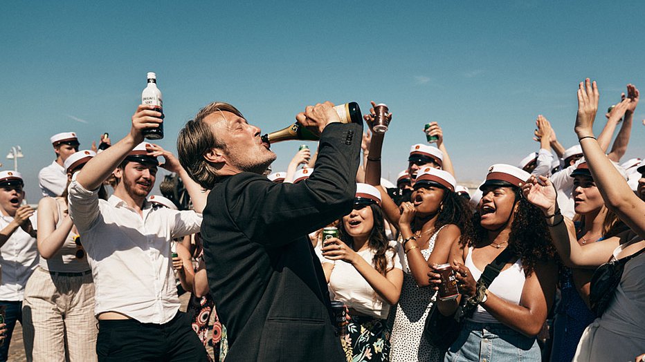 Fotografija: Štirje prijatelji se lotijo eksperimenta, da bi ugotovili, ali lahko z alkoholom postanejo srečnejši ljudje in boljši učitelji. FOTO: Henrik Ohsten/promocijsko gradivo
