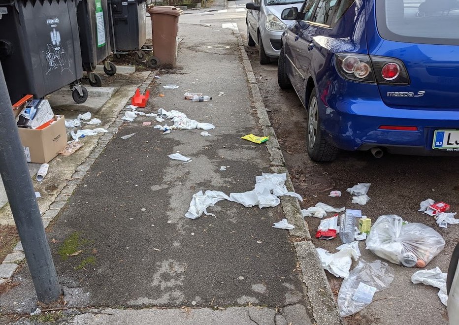 Fotografija: Po tleh je raztrosenih polno rabljenih kondomov in papirčkov. FOTO: Bralec
