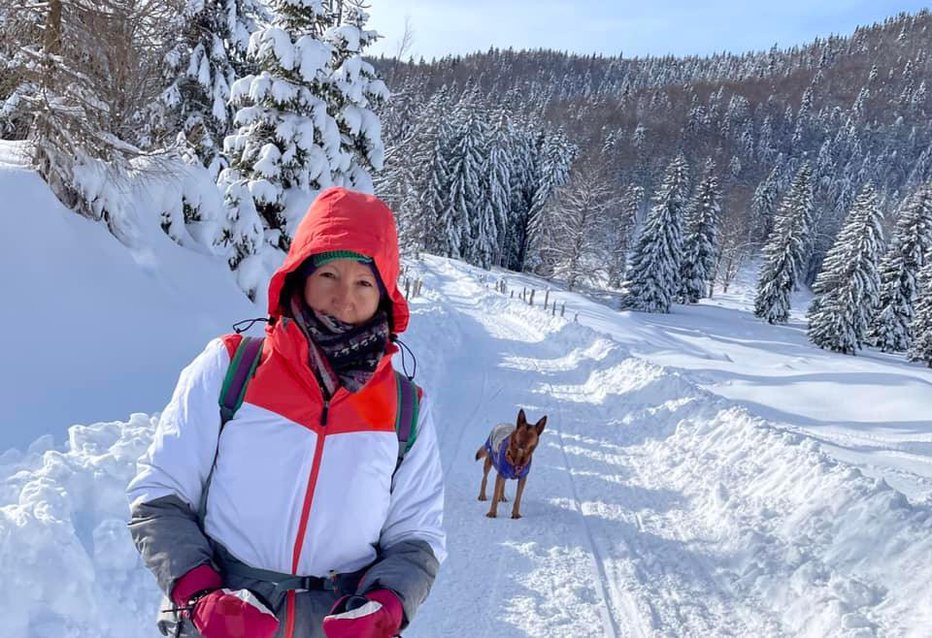 Fotografija: Zaščita pred mrazom

Jadranka Juras jo je s psičko ucvrla na Malo Planino, še prej pa sta se obe primerno zaščitili, da jima mraz ne bi pokvaril izleta. Med sprehodom po dobro uhojenih poteh in sproščanjem ob romantiki narave, ogrnjenima z belim plaščem, jima je hitro postalo toplo pri srcu.
