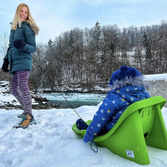 Zasnežena plaža

V najbolj vročih mesecih se ob ljubljanski Savi zbirajo kopalci, pozimi pa plažo izkoristijo sankači. Lea Mederal je odlične snežne razmere izkoristila za malce aktivnosti, saj je na sani posadila sinčka, in medtem ko je mamica nabirala kondicijo, je on užival na svojem novem prevoznem sredstvu.
