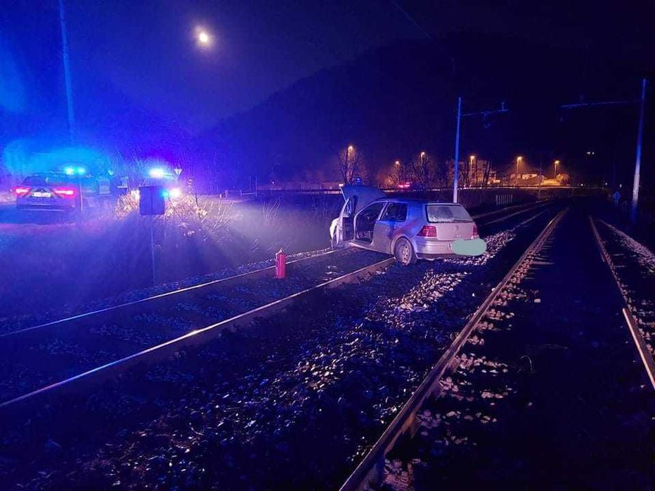 Fotografija: Avto na železniških tirih. FOTO: PGD Sevnica
