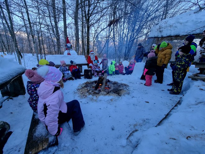 Ob toplem ognju so prisluhnili poučni zgodbici. FOTO: Matjaž Dremelj
