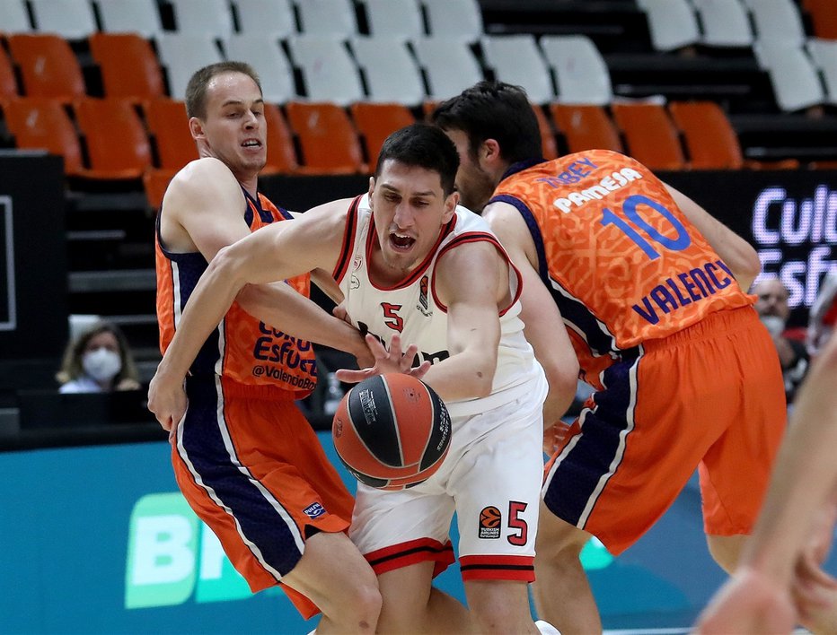 Fotografija: Klemen Prepelič (levo) in Mike Tobey (desno) bosta trd oreh za Cedevito Olimpijo. FOTO: Eurocup
