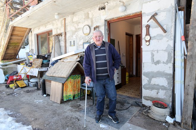 Franc Troha nas je dočakal z berglo v roki, saj ga je zvila revma. FOTO: Marko Feist
