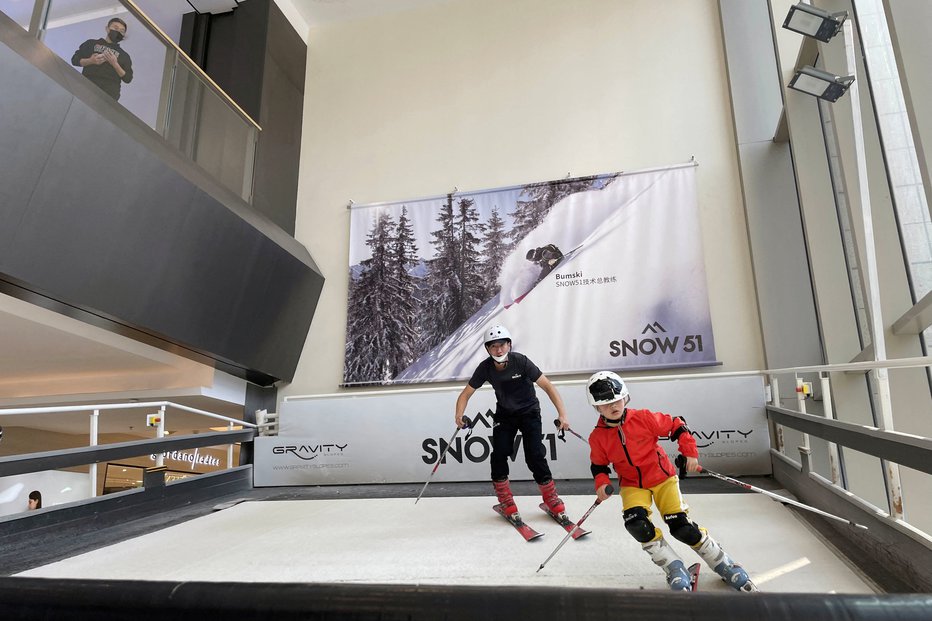 Fotografija: Šestletni Li Wenxuan z učiteljem v Šanghaju FOTOGRAFIJI: Winni Zhou/Reuters
