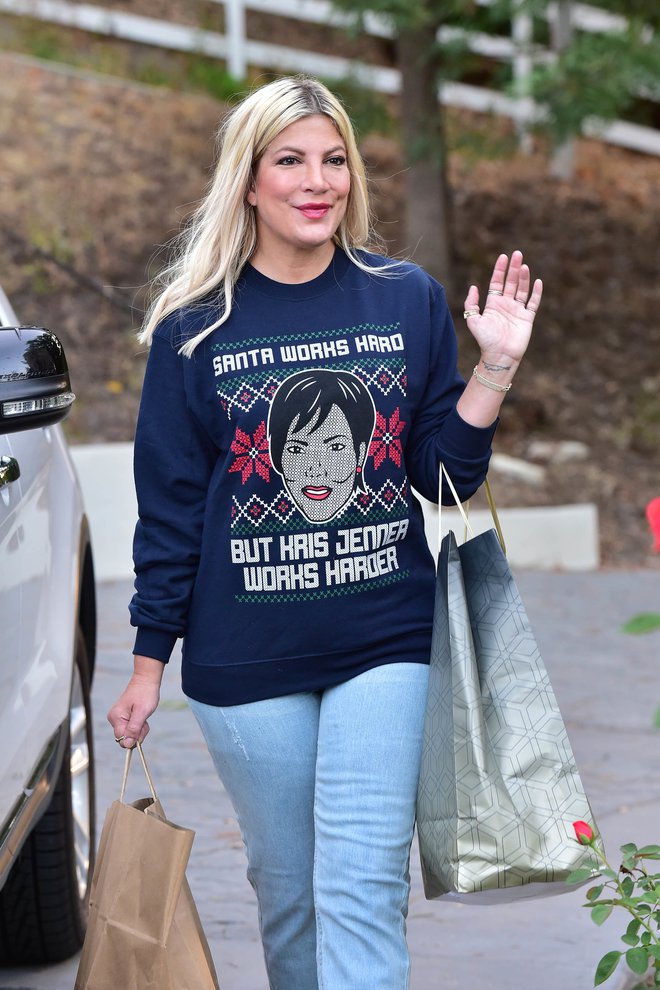 Tori Spelling ima v omari pulover, na katerem piše, da Kris dela bolj pridno kot Božiček.

 
