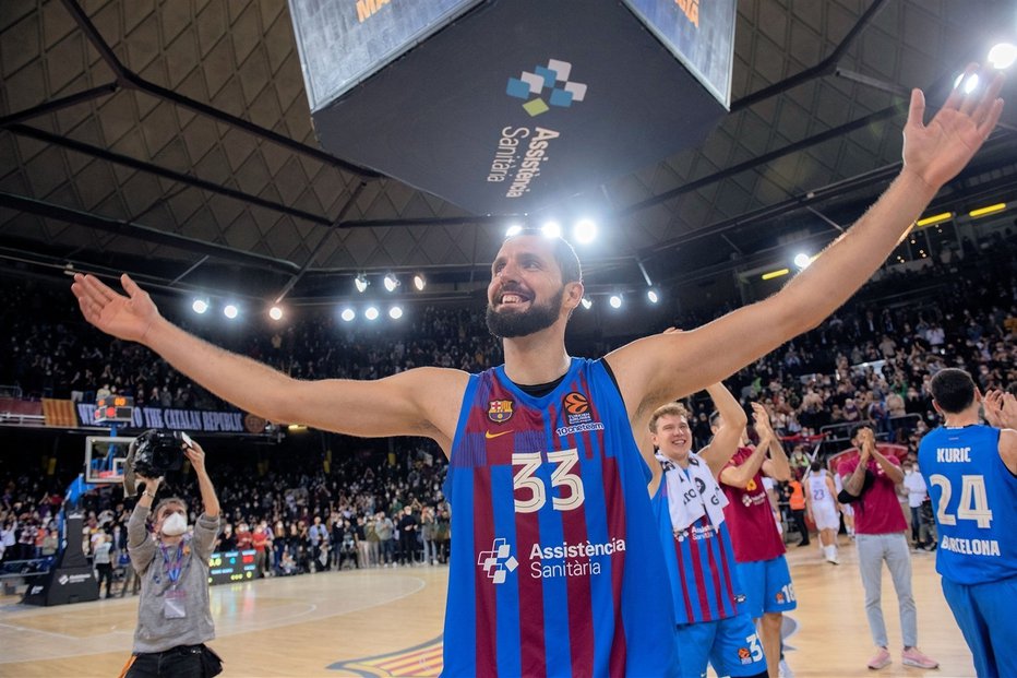 Fotografija: Črnogorec s španskim potnim listom Nikola Mirotić se upravičeno smeji, saj je najbolje plačani košarkar evropskih igrišč. FOTO: euroleague
