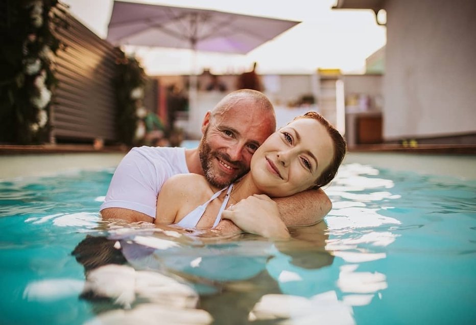 Fotografija: Kot strela z jasnega je letos odjeknila novica, da sta se le slabi dve leti po sanjski poroki ločila spletni vplivnež Ciril Komotar in njegova Tina, s katero imata hčer Avo Dalin. Medtem ko Tina o zmenkih menda ne razmišlja, pa se je Ciril pred meseci zaljubil v skrivnostno Evo, o kateri še molči.
