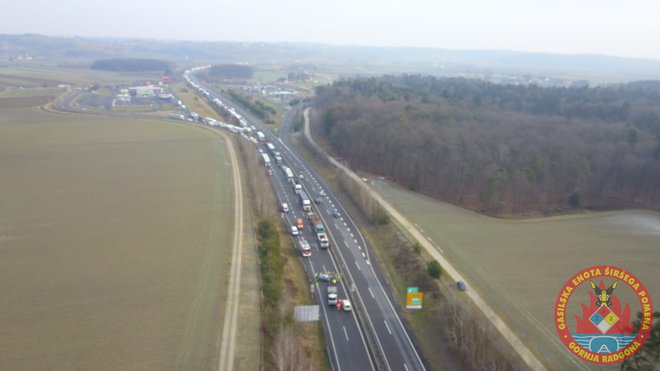 Zaradi nesreče je nastala dolga kolona na pomurski avtocesti. FOTO: PGD Gornja Radgona
