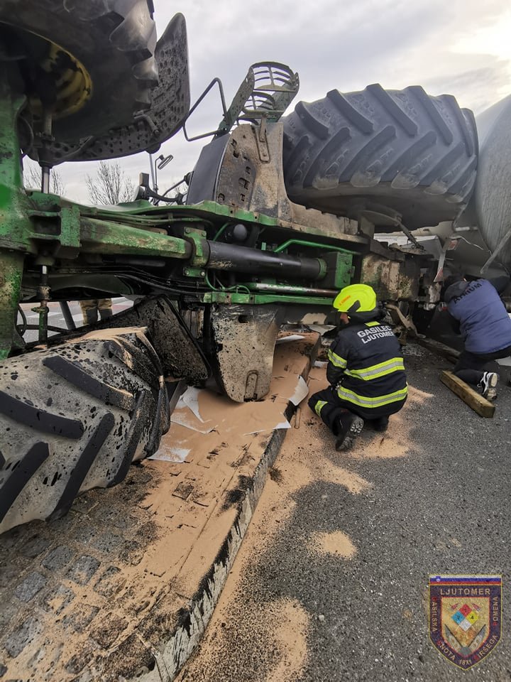 Fotografija: Traktor je močno poškodovan. FOTO: PGD Ljutomer
