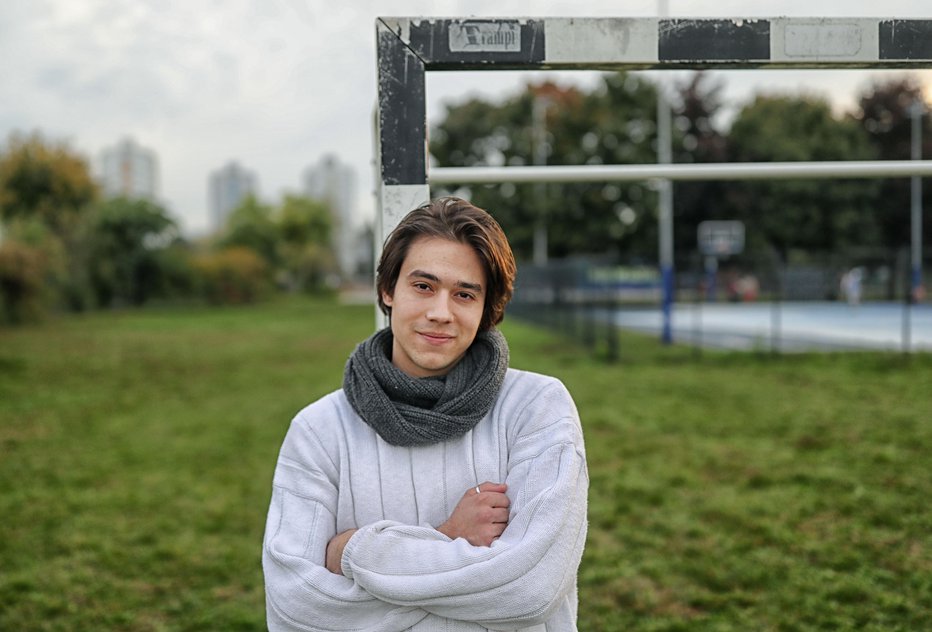 Fotografija: Je pevec trenutno najbolj iskanega mladega benda pri nas. FOTO: BLAŽ SAMEC
