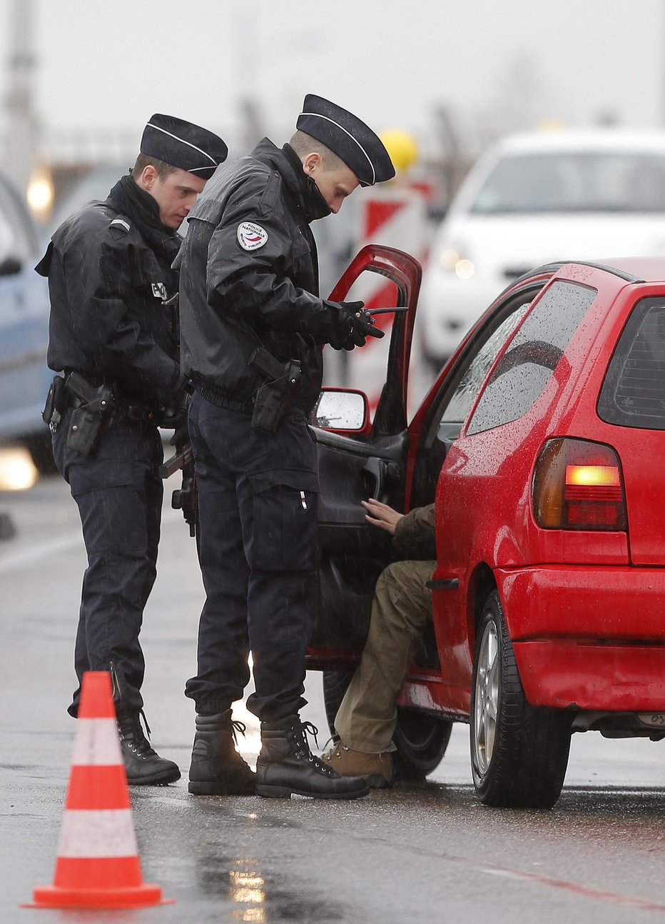 Fotografija: V Francijo lahko vstopijo samo francoski državljani, ljudje, katerih partner je francoski državljan, in tisti, ki imajo v Franciji stalno bivališče. FOTO: Vincent Kessler/Reuters
