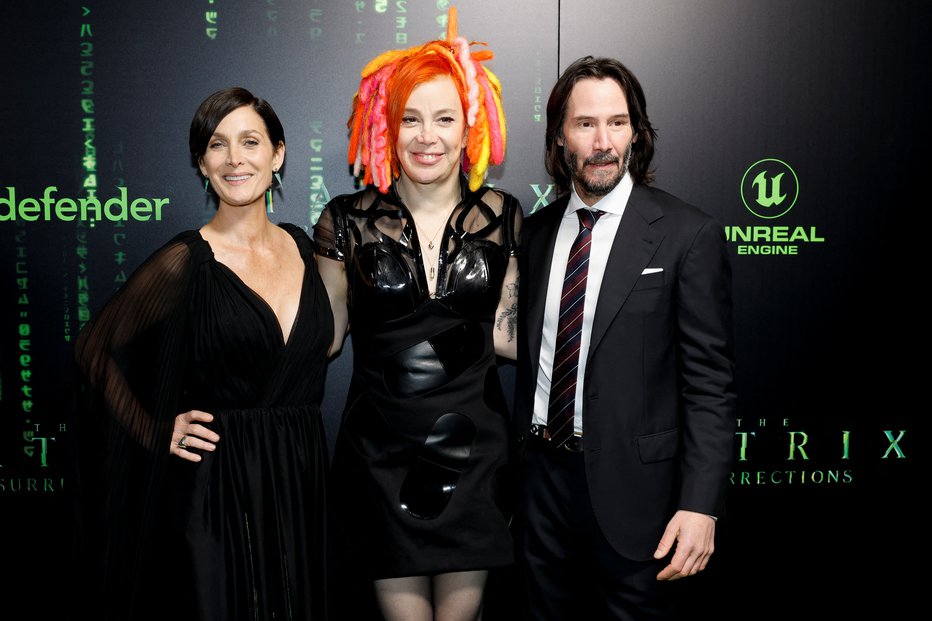 Fotografija: Carrie-Ann Moss in Keanu Reeves v družbi producentke Lane Wachowski
